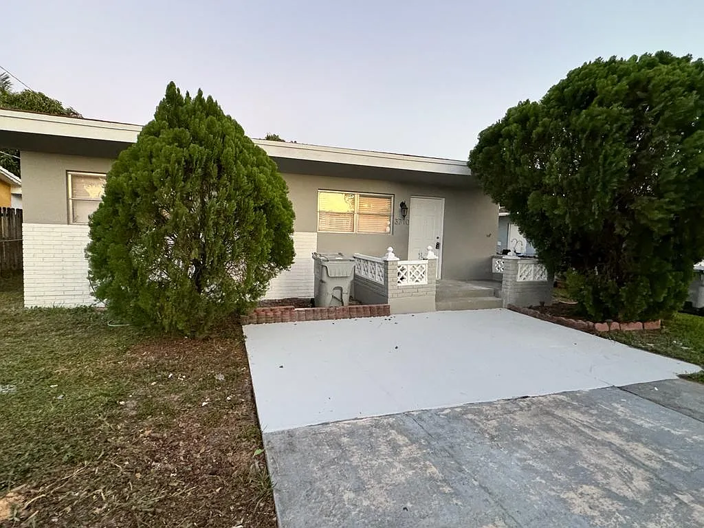2 bed, $2,390 — Photo 1