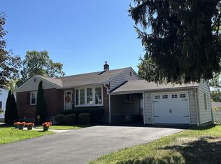 3898 Round Meadow Ln, Hatboro, PA 19040