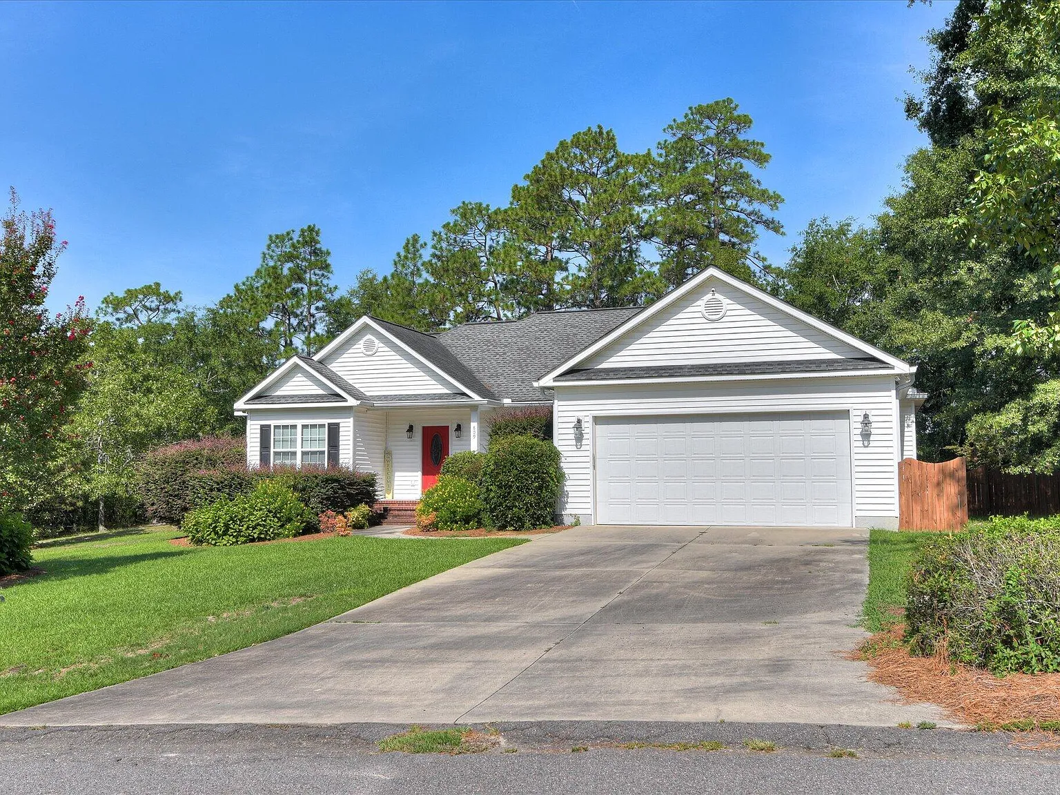 3 bed, 2.0 bath, 1816 sqft, $2,950 — Photo 3