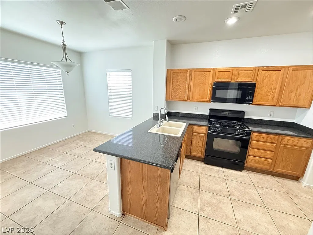 3 bed, 2.5 bath, 1568 sqft, $1,995 — Photo 3