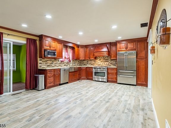 5th image of 131 Hillcrest Ave