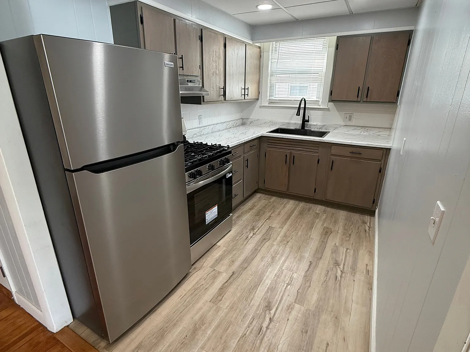 2 bed, 869 sqft, $1,700 — Photo 2