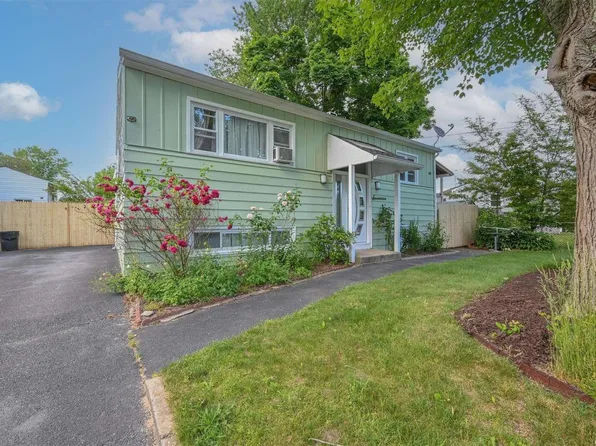 17 Rosewood St, Central Islip, NY 11722