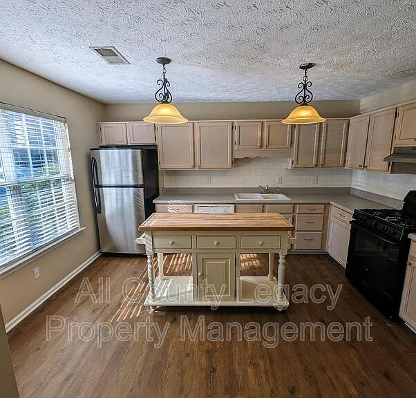 3757 Meadow Creek Dr — Photo 3