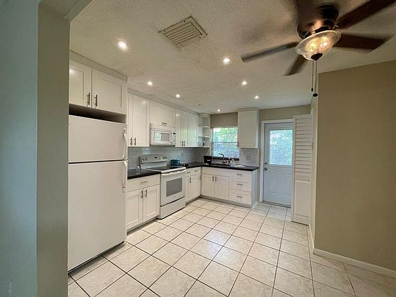 3rd image of 4671 SW 66th Ave