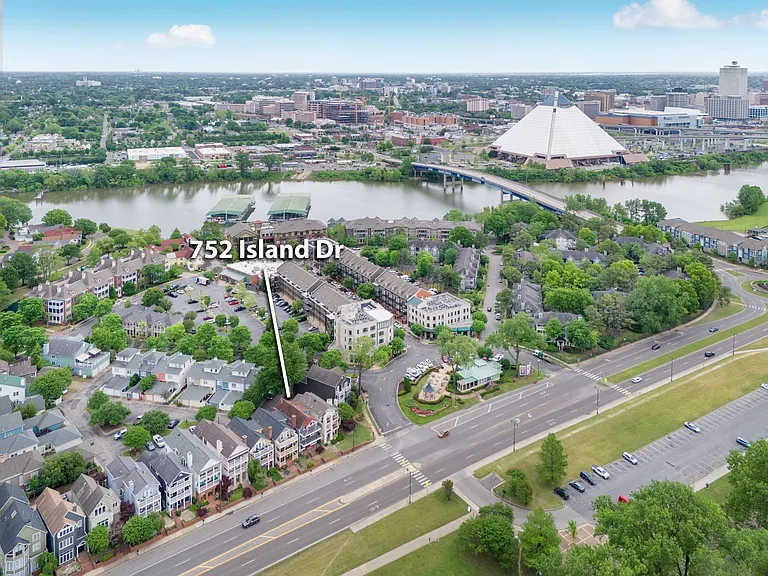 752 Island Dr — Photo 3