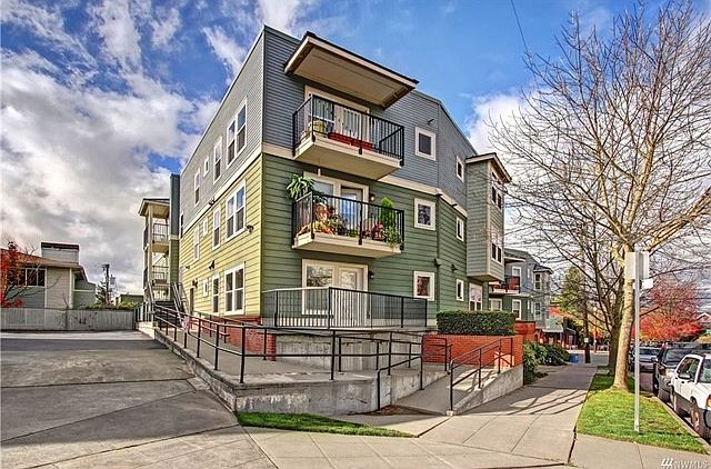 Welcome home to the Tangletown condos! This is a wonderful a