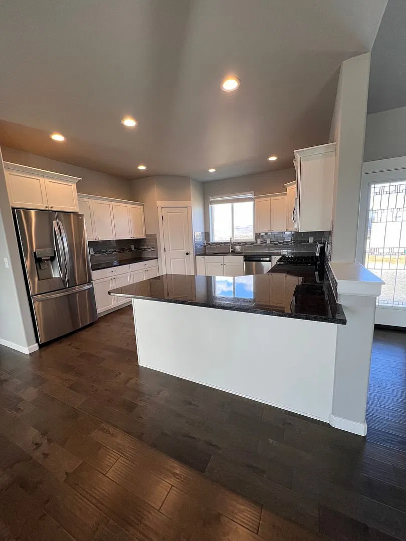 Selah 3 bedroom plus bonus room, 3 car garage! — Photo 1