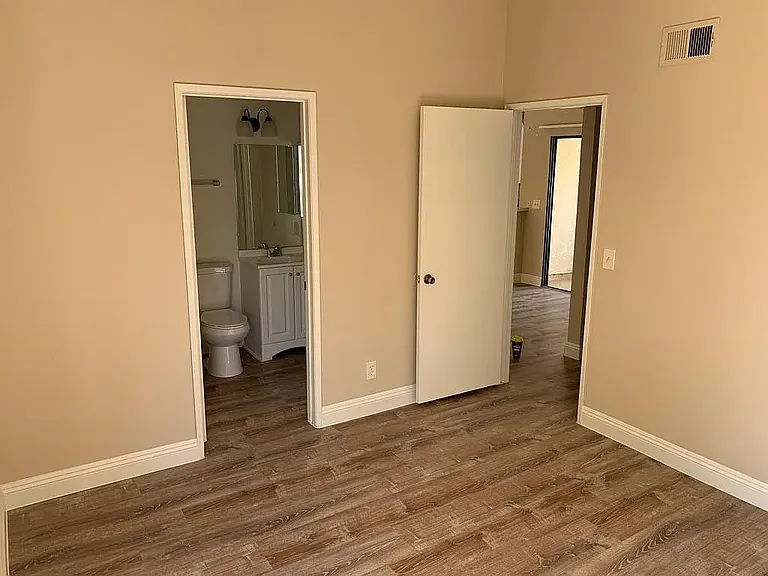 Claudina Apartments — Photo 13