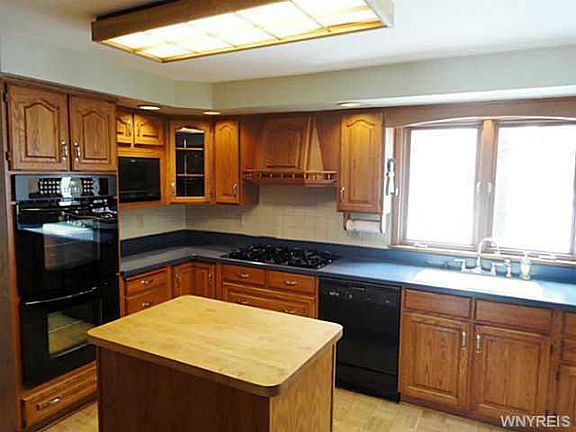 4th image of 12 Cambridge Ct