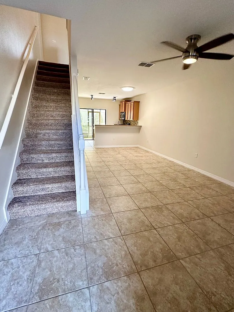 Gated and beautifully updated 2 bedroom 2.5 townhouse in Sanford — Photo 3