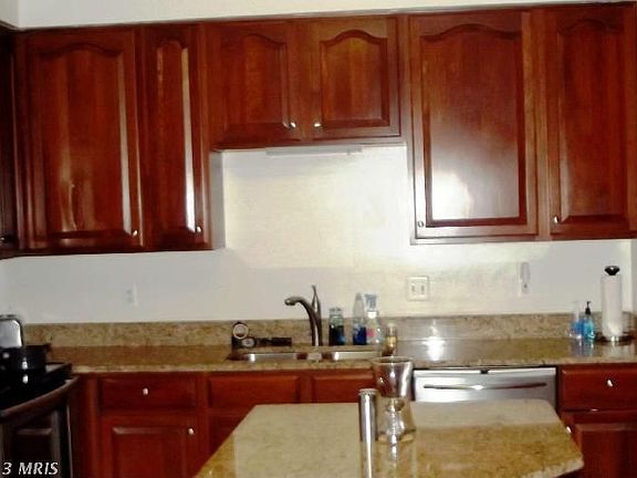 3rd image of 7701 Effingham Sq