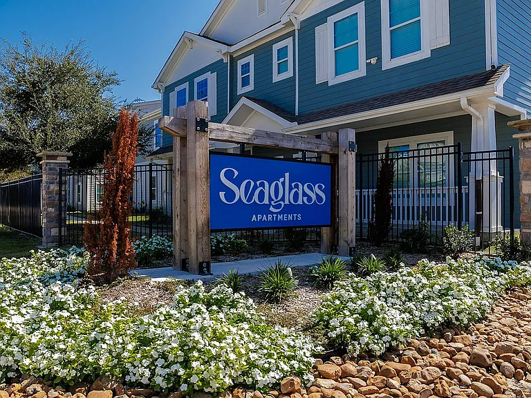 Welcome to Seaglass Apartments & Townhomes