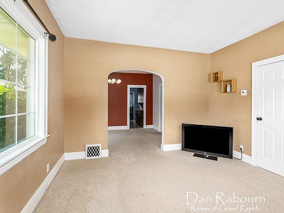 4th image of 2121 Greenfield Ave SW
