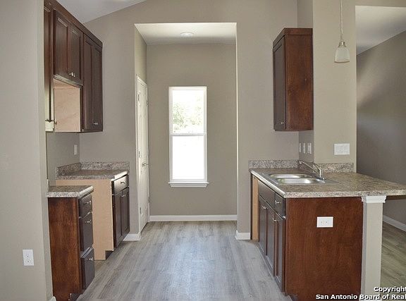 3rd image of 824 S San Eduardo Ave