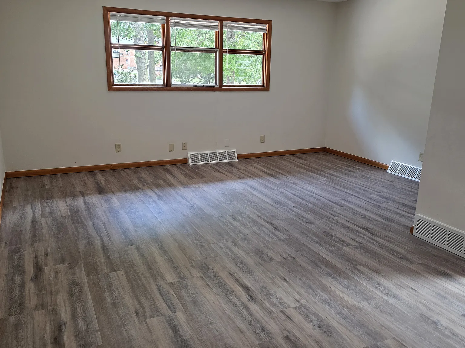 3 bed, 1926 sqft, $1,800 — Photo 2