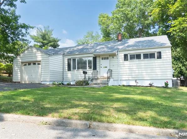 25 Lakeview Dr, Emerson, NJ 07630