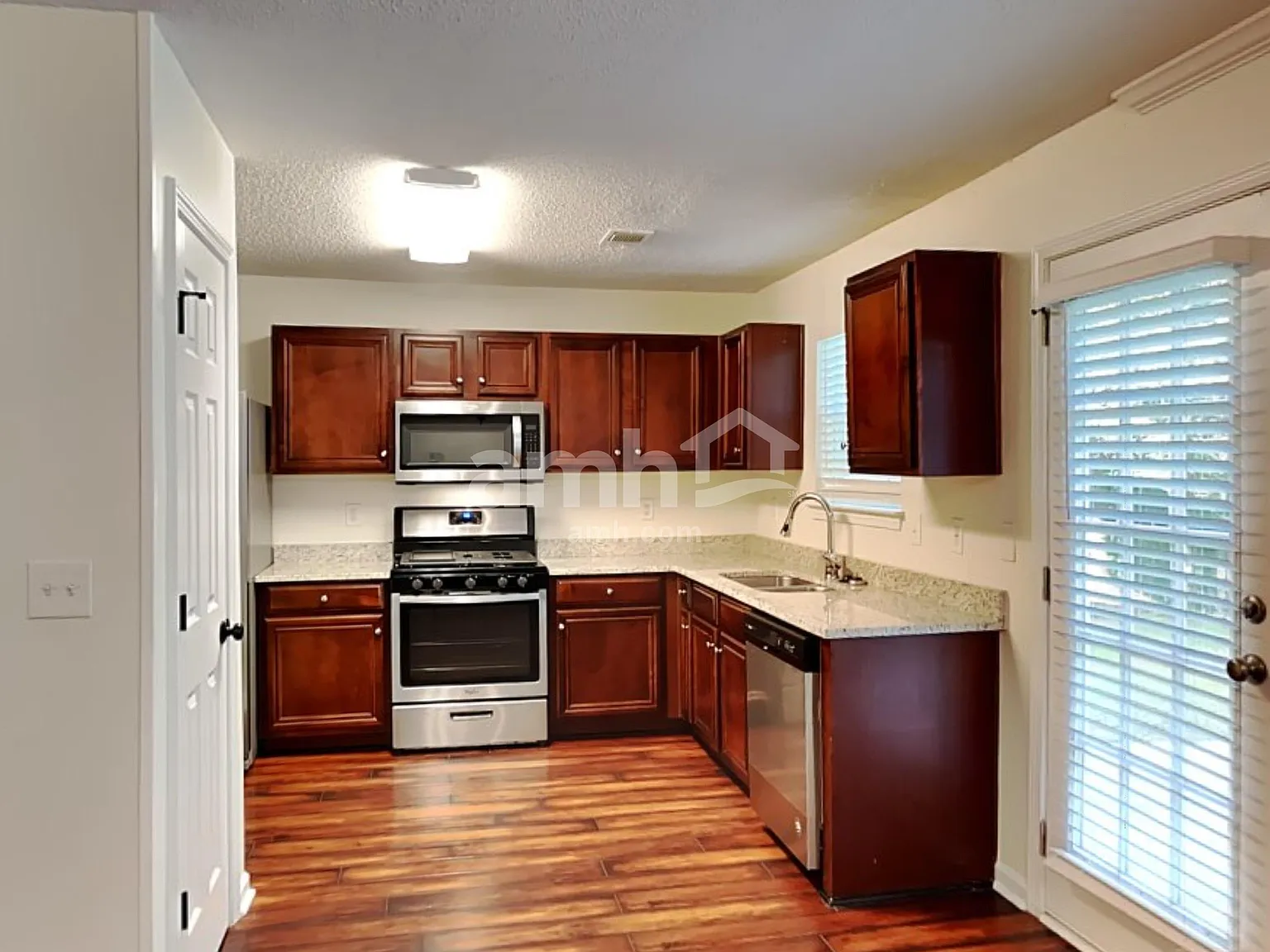 3 bed, 2.5 bath, 1570 sqft, $1,990 — Photo 3