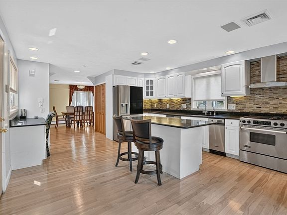 5th image of 115 Pond St