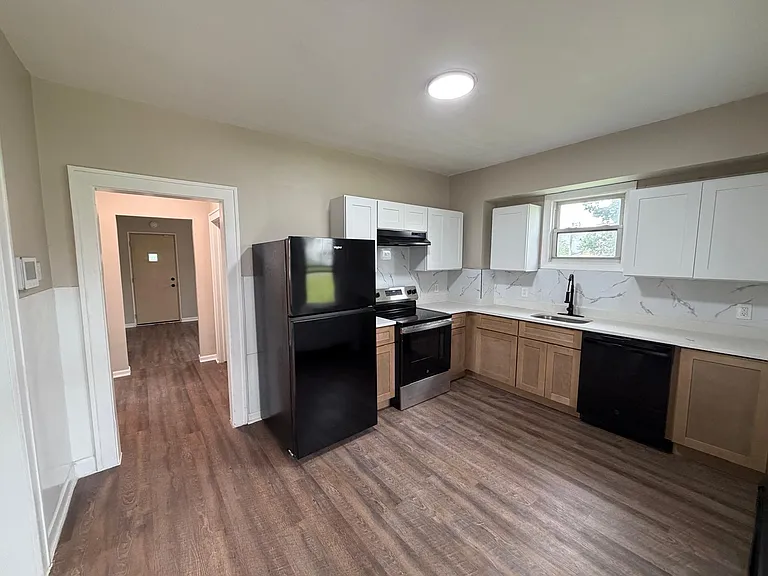 871 Horton St — Photo 4