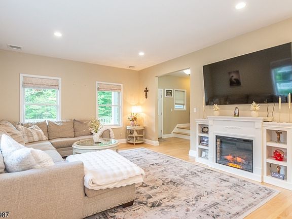 5th image of 88 Mathews Ave