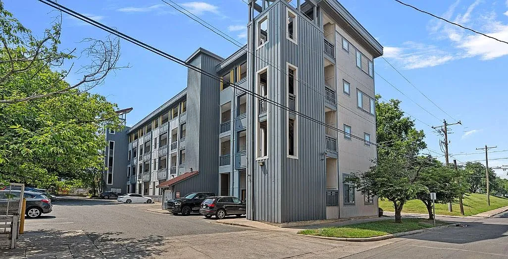 Studio, 500 sqft, $1,795 — Photo 3