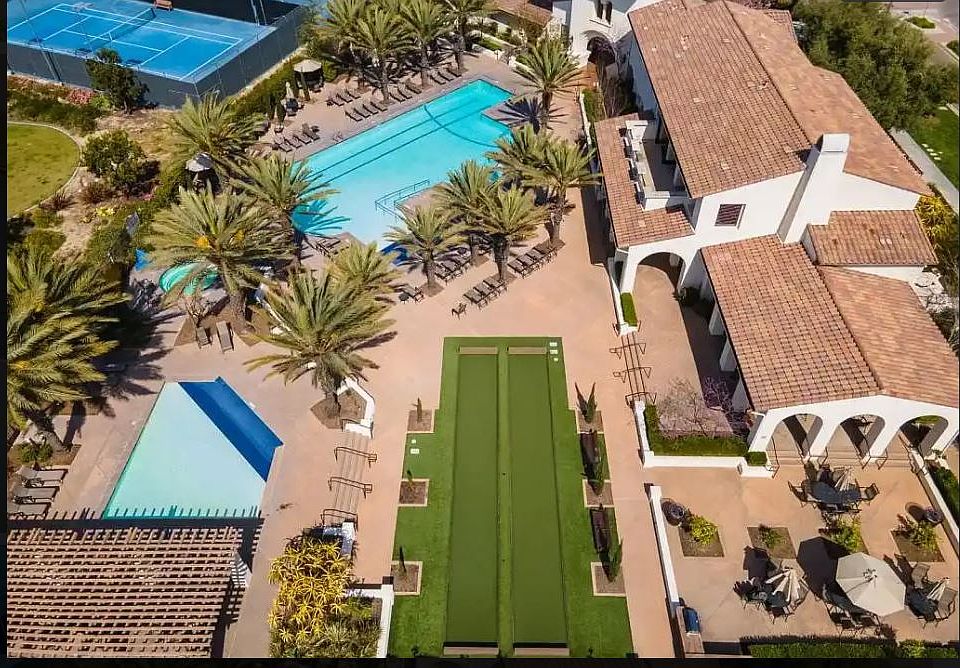 Access to the Montecito Clubhouse, a 3-minute walk from the house, is included in the rent.