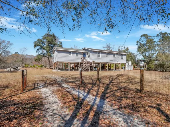 1362 Warners Lndg, Hortense, GA 31543