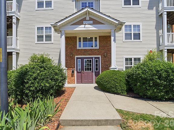3rd image of 9976 Hyde Glen Ct