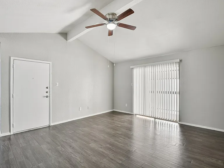 7-web-or-mls-Briar Forest Dr-S1303-007