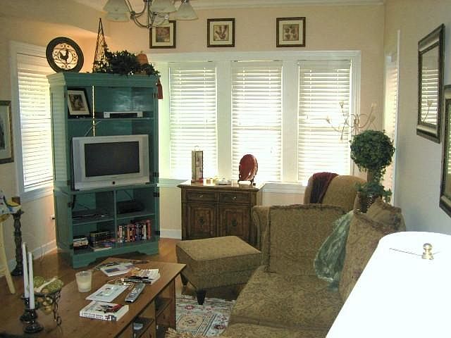 1st image of 4043 N Southport Ave #2