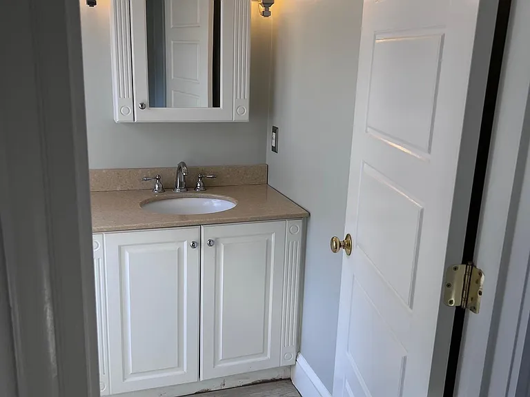 121 Oakland St — Photo 4