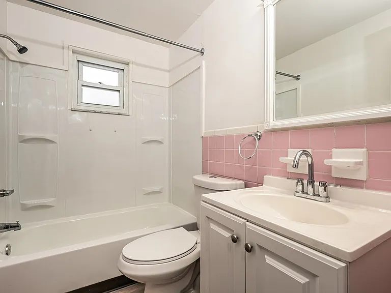 1372297_026_main_bathroom_13526710.jpg