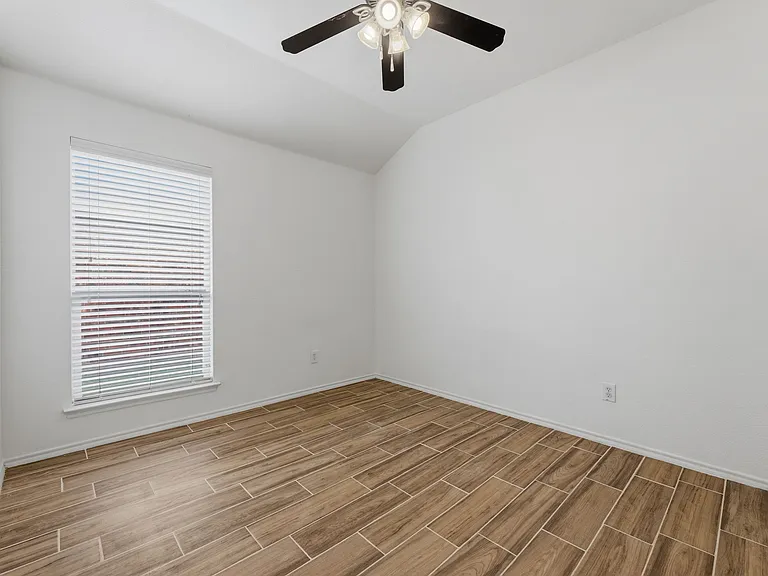 1011 Meadow Green Ct — Photo 11