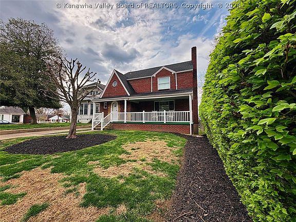 3rd image of 803 Maple Rd