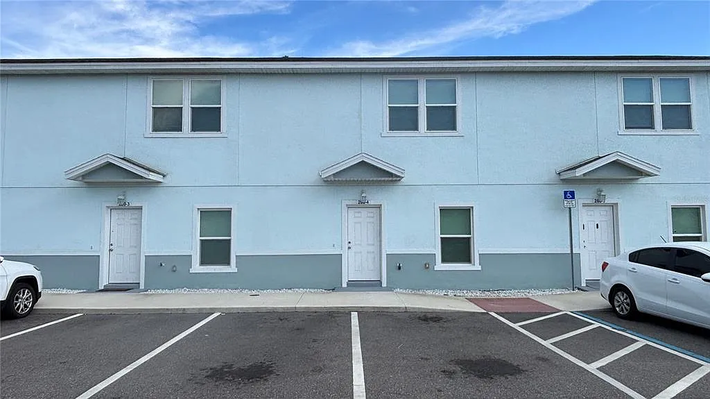 3 bed, 3.0 bath, 1428 sqft, $1,695 — Photo 1
