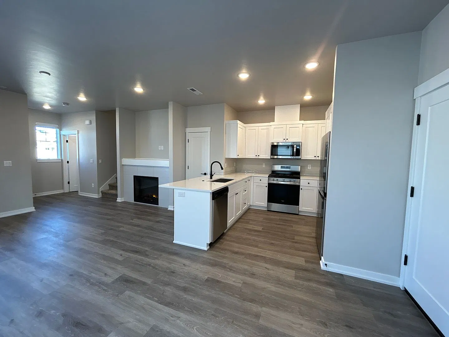 Luderman Crossing - 3 Bedroom Pahlisch Townhome — Photo 3
