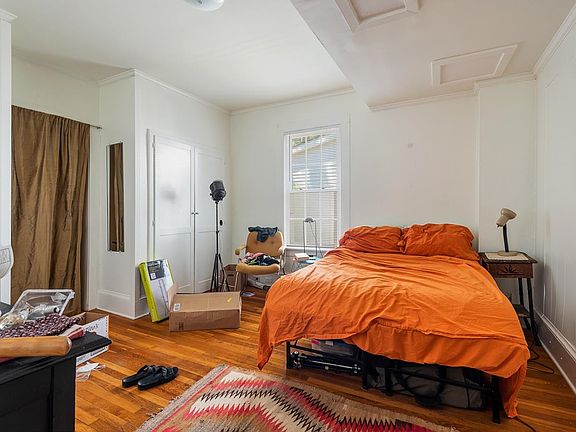 4th image of 903 Clarendon St #B