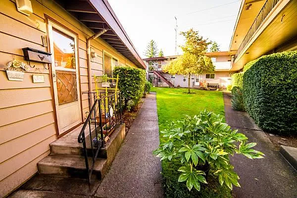 2909 N Willamette Blvd — Photo 2