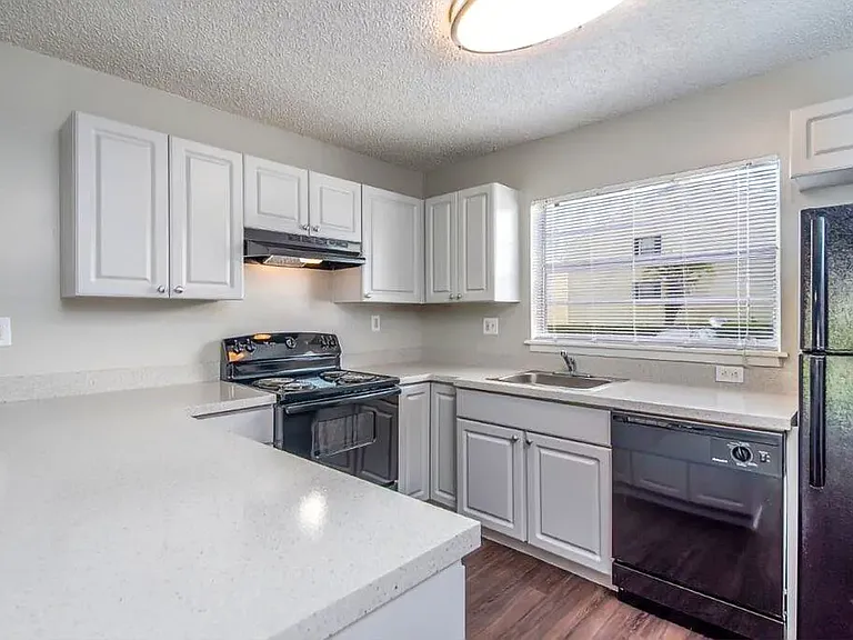 Silversmith Creek Apartments — Photo 27