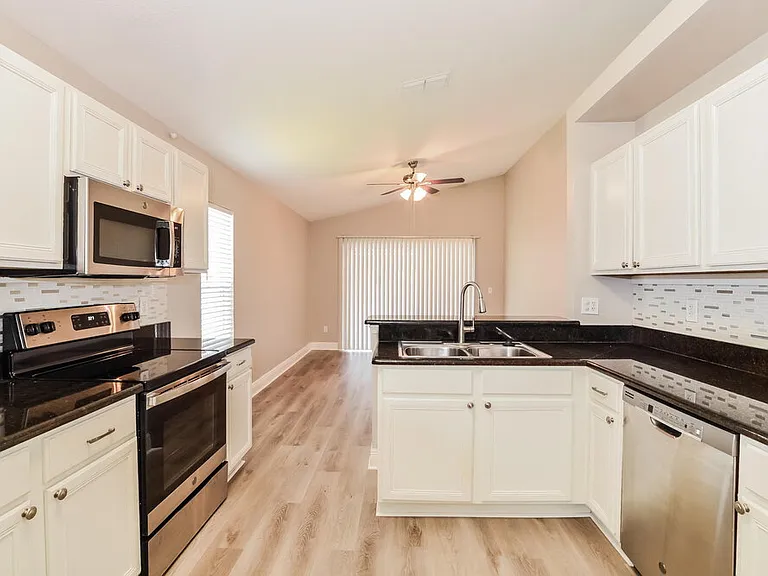424 Lancers Dr — Photo 5