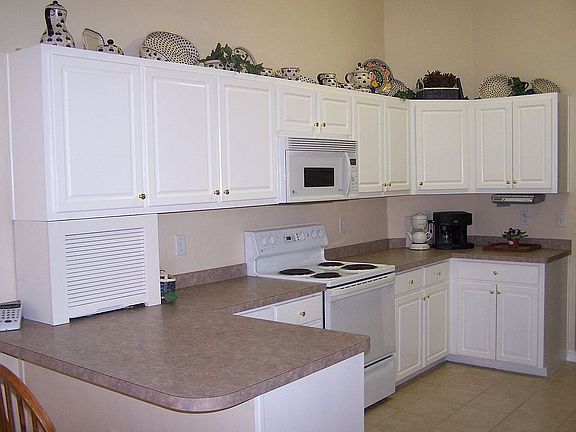 Great kitchen layout and with a pantry, too