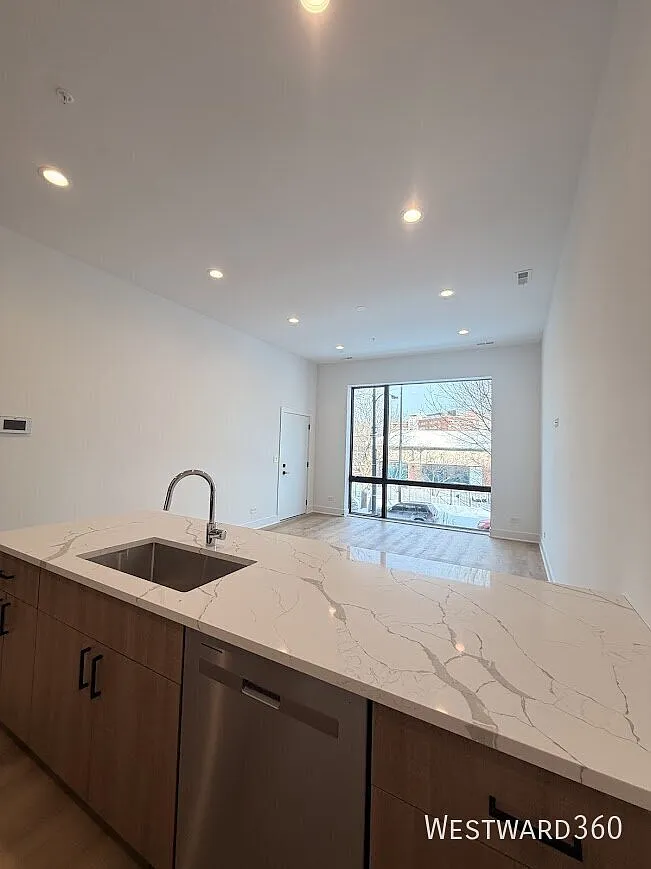 Brand New Luxury 3BR/2BA with Balcony & Parking in UIC/Medical District — Photo 1