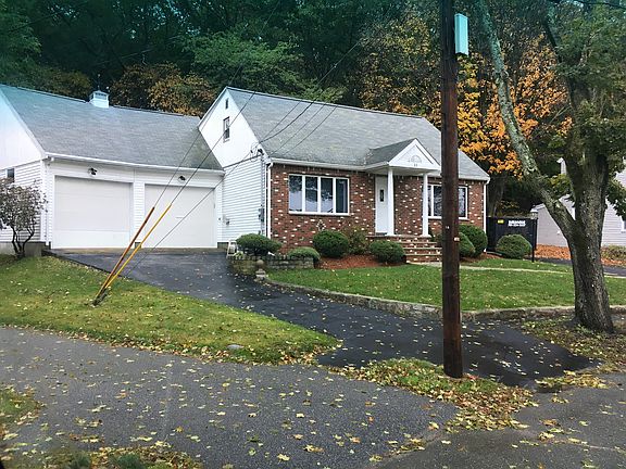 5th image of 10 Elmwood Cir