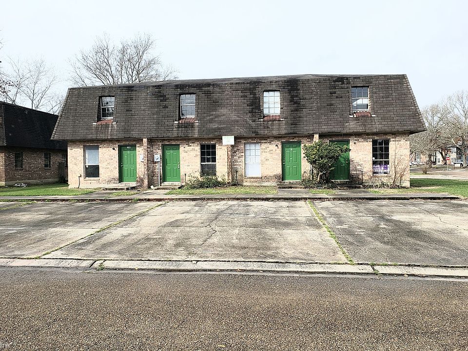 100 Barracks front
