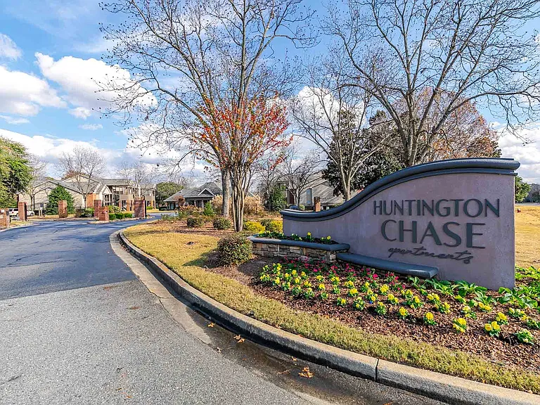 Huntington Chase Apartments — Photo 18