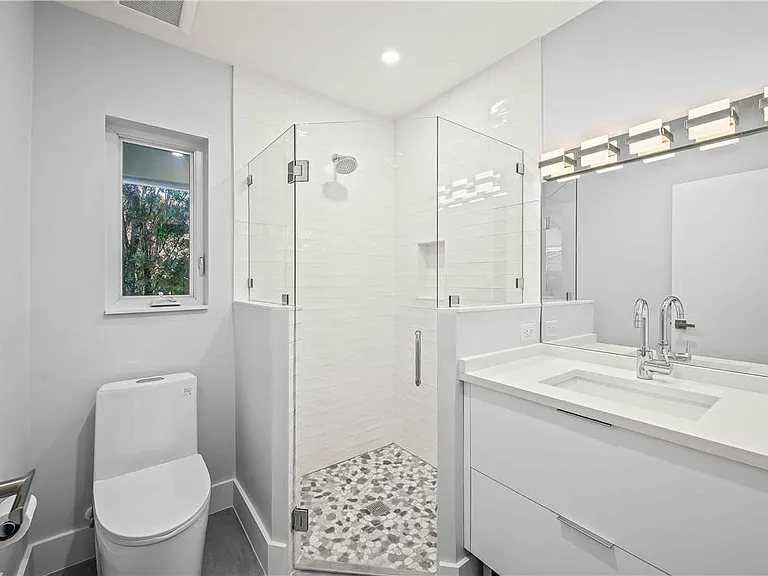 828 NE 17th Way — Photo 21