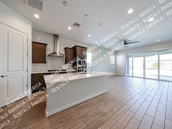 4th image of 2131 E Charlotte Dr
