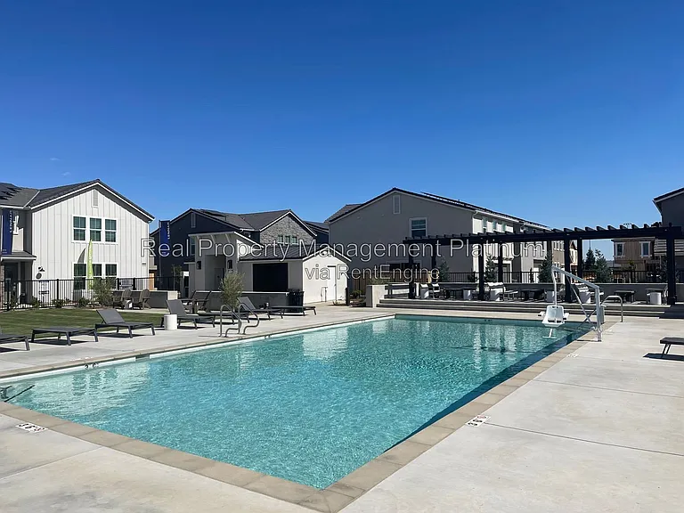 2752 E Tamarind Dr — Photo 8