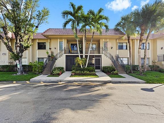 3rd image of 302 Lakeview Dr APT 203